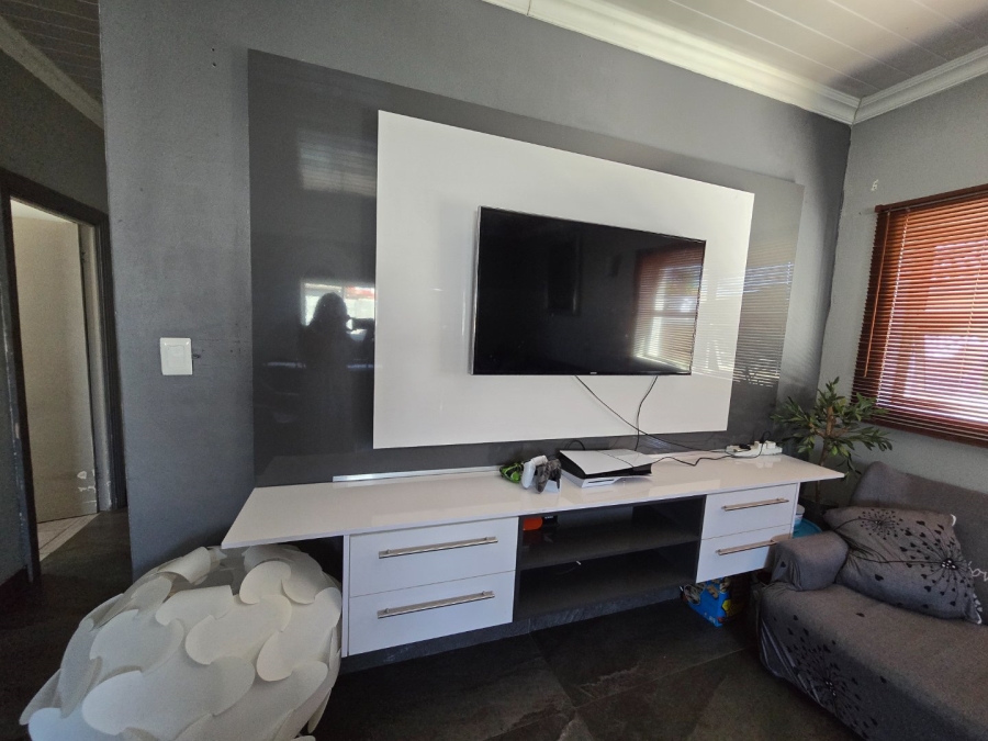 4 Bedroom Property for Sale in Wavecrest Western Cape